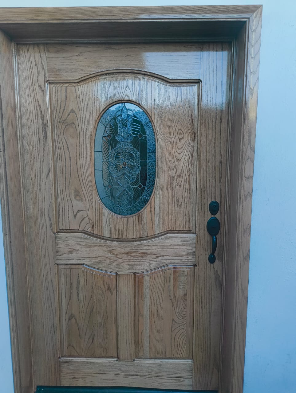 Vitral artesanal en puerta — diseño naturaleza